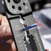 Cięcie przewodu szczypcami wielofunkcyjnymi Knipex 97 21 215 B