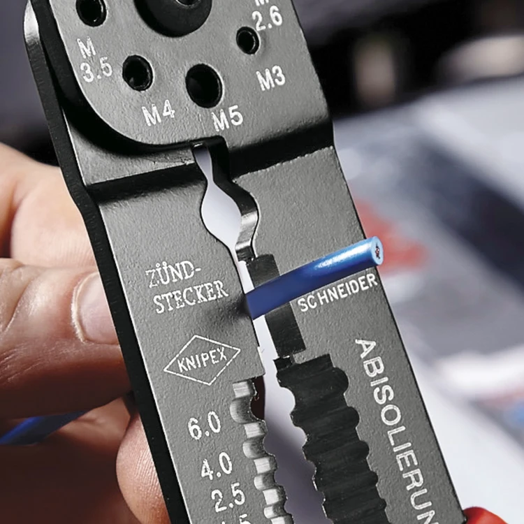 Cięcie przewodu szczypcami wielofunkcyjnymi Knipex 97 21 215 B