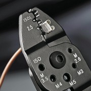 Szczypce Knipex 97 21 215 C podczas zaciskania złączki kablowej