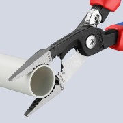 Szczypce Knipex 13 92 200 podczas obróbki rurki