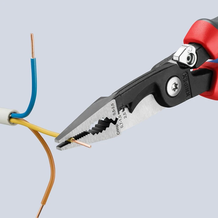 Szczypce wielofunkcyjne Knipex 13 92 200 podczas chwytania przewodu elektrycznego
