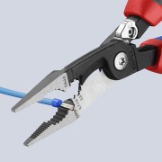 Szczypce Knipex 13 92 200 podczas zagniatania tulejki kablowej na przewodzie