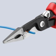 Szczypce Knipex 13 92 200 podczas ściągania izolacji z przewodu elektrycznego