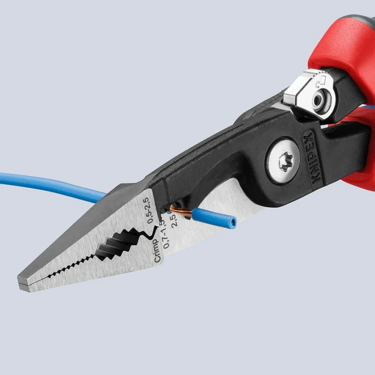 Szczypce Knipex 13 92 200 podczas ściągania izolacji z przewodu elektrycznego