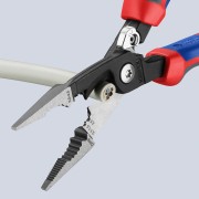 Szczypce wielofunkcyjne Knipex 13 92 200 podczas cięcia kabla wielożyłowego