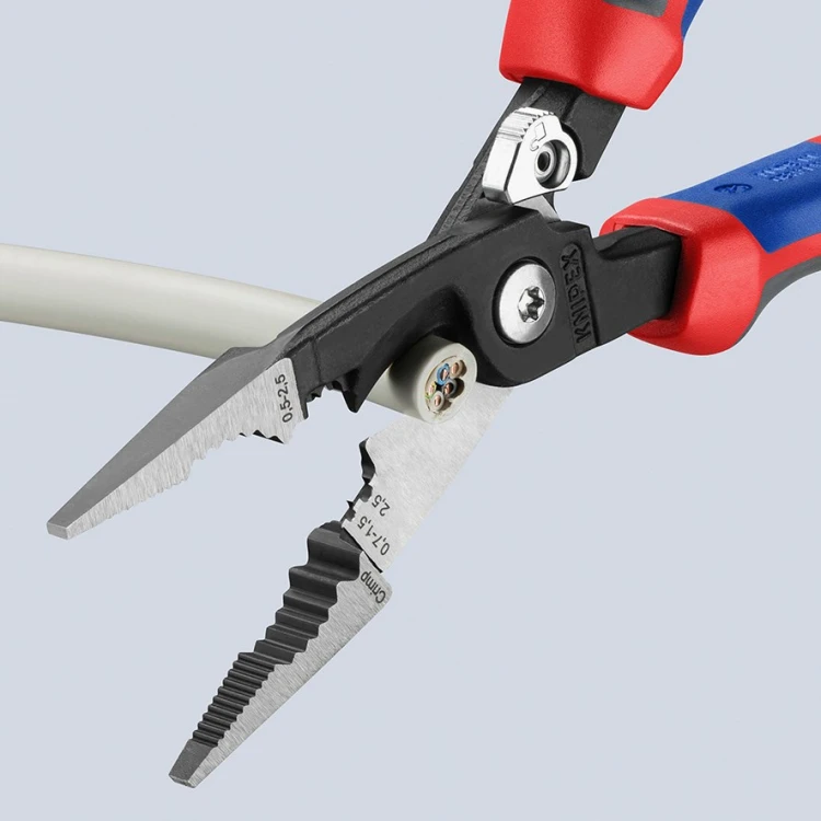 Szczypce wielofunkcyjne Knipex 13 92 200 podczas cięcia kabla wielożyłowego
