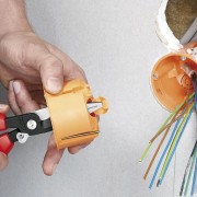 Szczypce wielofunkcyjne Knipex 13 92 200 podczas obróbki puszki podtynkowej