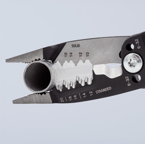 Szczypce Knipex 13 72 8 podczas gratowania rury z tworzywa sztucznego