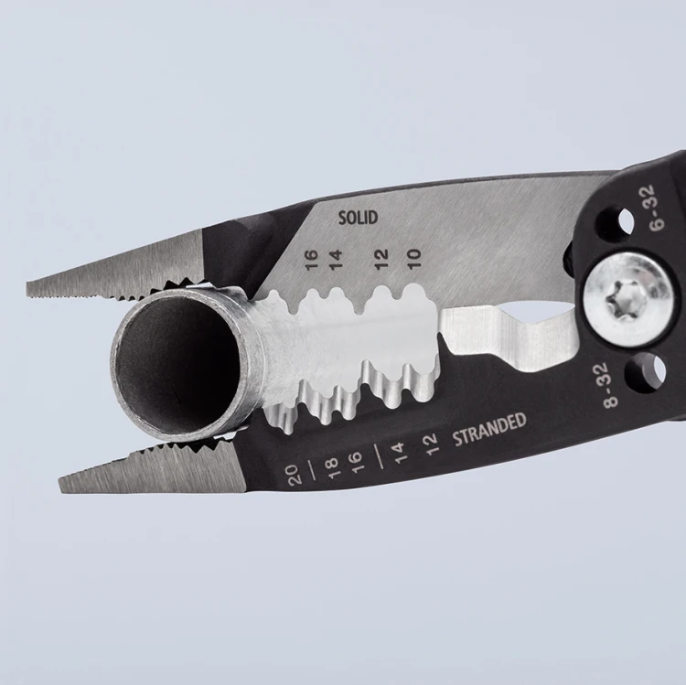 Szczypce Knipex 13 72 8 podczas gratowania rury z tworzywa sztucznego