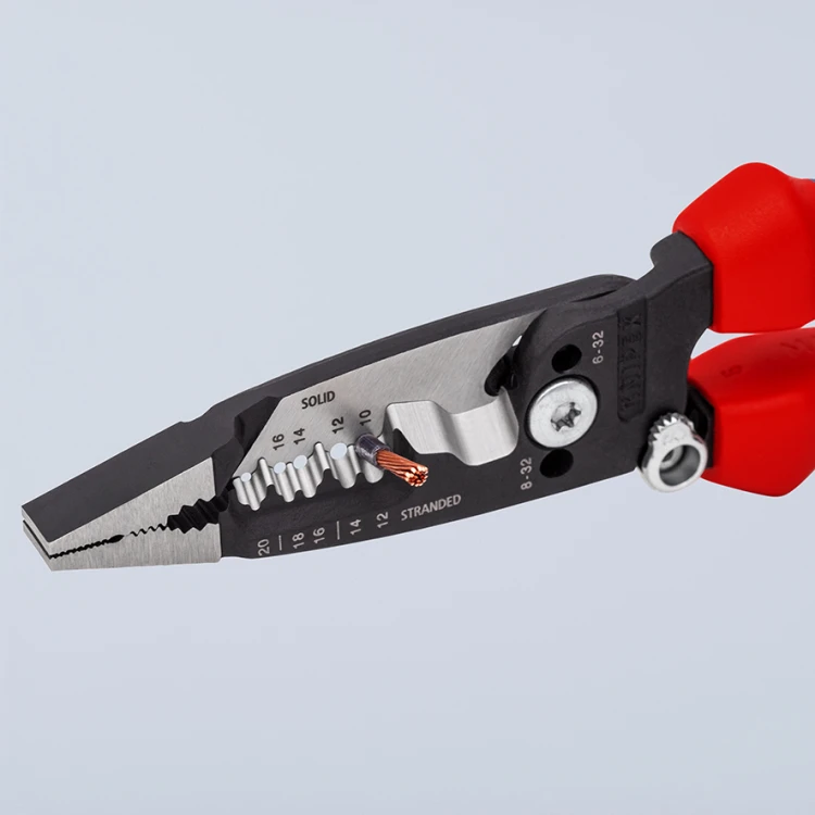 Szczypce Knipex 13 72 8 podczas ściągania izolacji z przewodu wielożyłowego