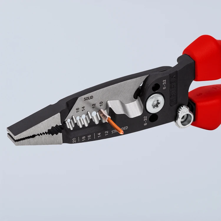 Szczypce Knipex 13 72 8 podczas ściągania izolacji z przewodu jednodrutowego