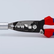 Szczypce wielofunkcyjne Knipex 13 72 8 podczas chwytania elementu okrągłego