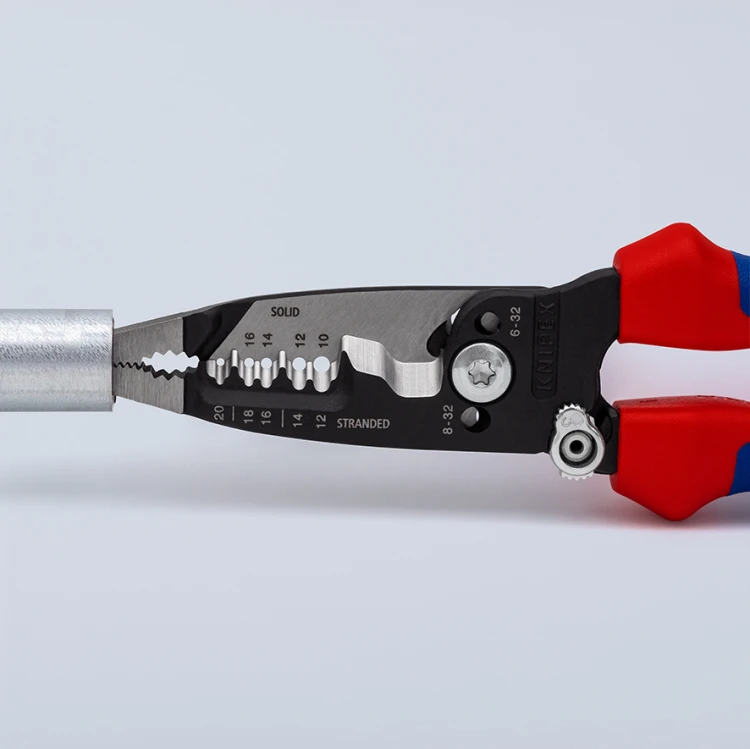Szczypce wielofunkcyjne Knipex 13 72 8 podczas chwytania elementu okrągłego