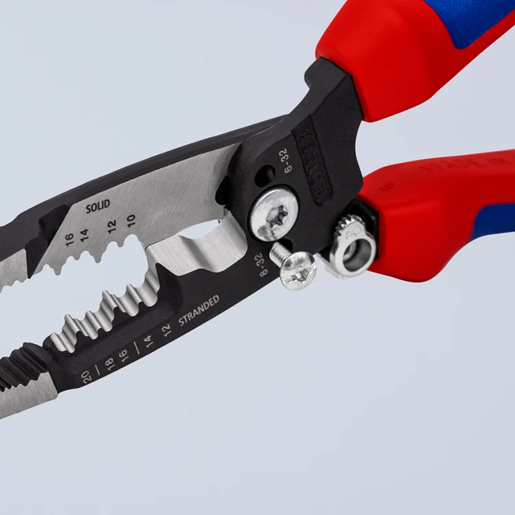 Szczypce Knipex 13 72 8 podczas chwytania śruby