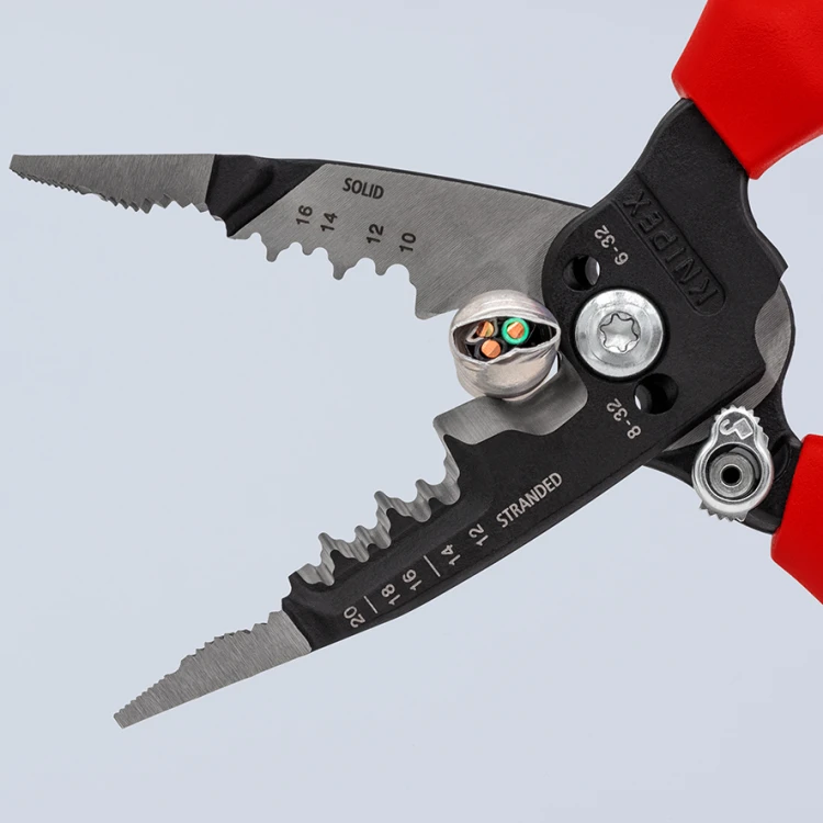 Szczypce wielofunkcyjne Knipex 13 72 8 podczas cięcia kabla wielożyłowego