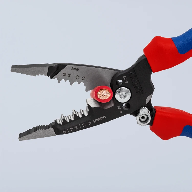 Szczypce Knipex 13 72 8 podczas cięcia grubego przewodu miedzianego