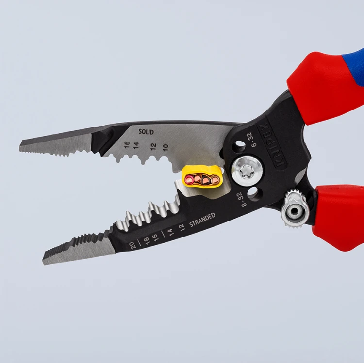 Szczypce wielofunkcyjne Knipex 13 72 8 podczas cięcia przewodu wielożyłowego