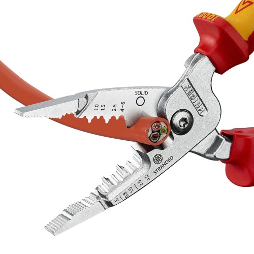 Szczypce Knipex 13 76 200 ME podczas cięcia kabla wielożyłowego