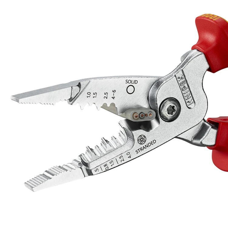 Szczypce Knipex 13 76 200 ME podczas ściągania izolacji z przewodu linkowego