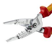 Szczypce Knipex 13 76 200 ME podczas ściągania izolacji z przewodu jednodrutowego