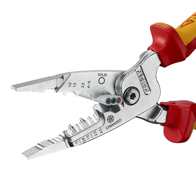 Szczypce Knipex 13 76 200 ME podczas ściągania izolacji z przewodu jednodrutowego