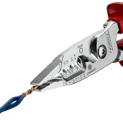 Szczypce Knipex 13 76 200 ME podczas skręcania przewodów