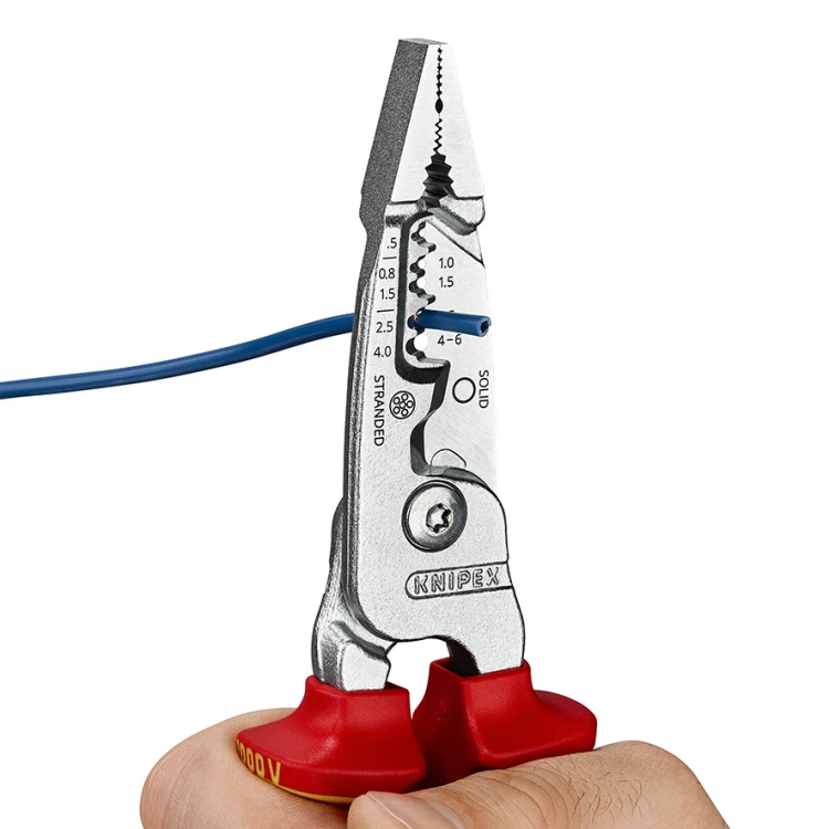 Szczypce VDE Knipex 13 76 200 ME podczas ściągania izolacji z przewodu