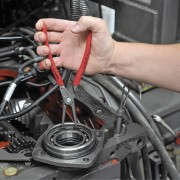 Szczypce Knipex 48 11 J2 podczas montażu wewnętrznego pierścienia osadczego