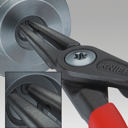 Proste końcówki szczypiec Knipex 48 11 J3 podczas montażu pierścienia Segera