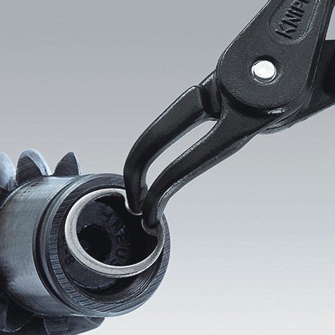 Szczypce Knipex 48 21 J31 podczas montażu wewnętrznego pierścienia Segera