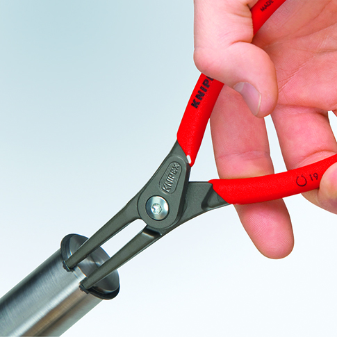 Szczypce Knipex 49 11 A1 podczas montażu zewnętrznego pierścienia osadczego na wale