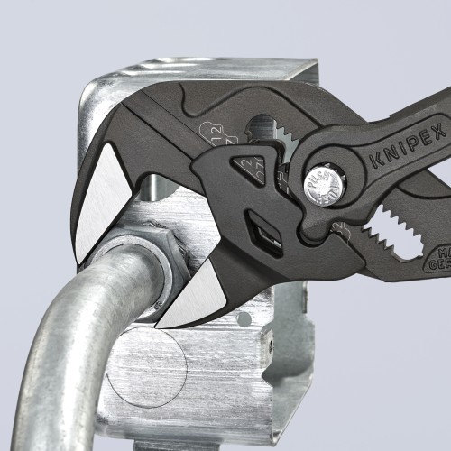 Szczypce-klucz Knipex 86 01 250 – chwytanie nakrętki przy instalacji
