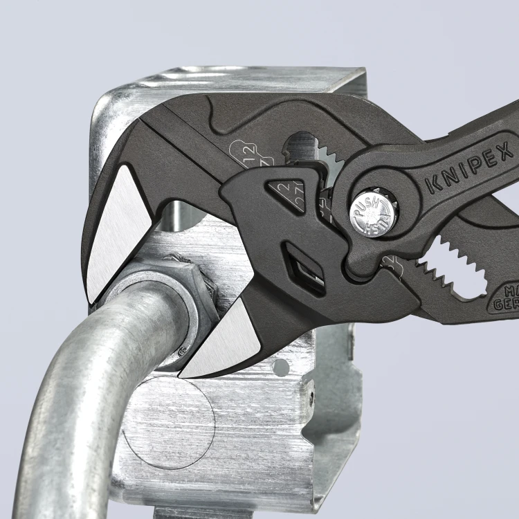 Szczypce-klucz Knipex 86 01 300 – chwytanie nakrętki przy instalacji