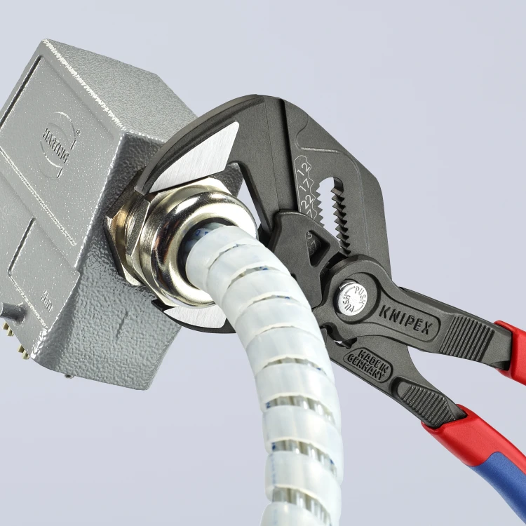 Szczypce-klucz Knipex 86 02 250 – chwytanie elementu instalacji
