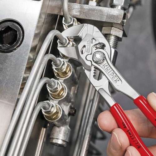 Szczypce-klucz Knipex 86 03 250 podczas pracy przy instalacji