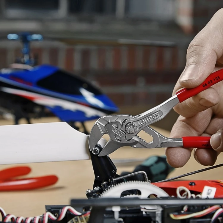 Szczypce-klucz Knipex 86 03 250 podczas precyzyjnych prac montażowych
