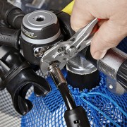 Szczypce-klucz Knipex 86 03 400 podczas dokręcania elementu