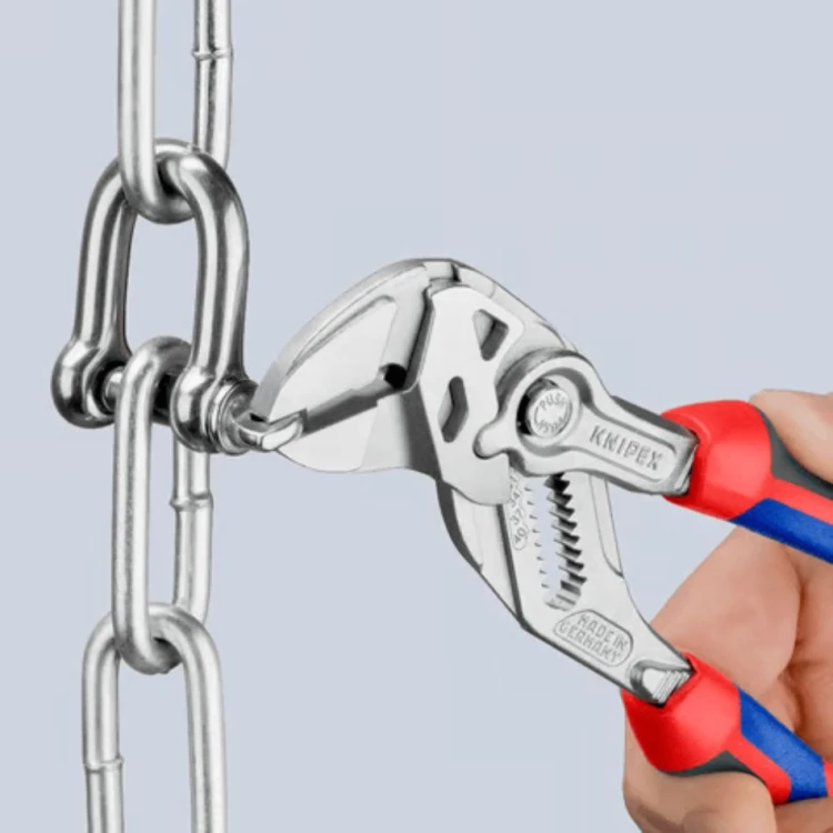 Szczypce-klucz Knipex 86 05 180 podczas chwytania elementu metalowego