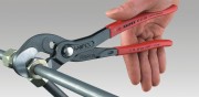 Szczypce nastawne Knipex 87 41 250 podczas pracy przy instalacji