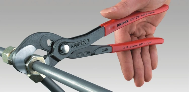Szczypce nastawne Knipex 87 41 250 podczas pracy przy instalacji