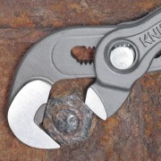 Szczypce Knipex 87 41 250 chwytające zardzewiałą śrubę