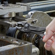 Szczypce czołowe Knipex 82 01 200 podczas pracy w trudno dostępnym miejscu