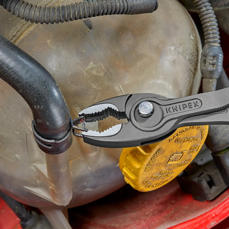 Szczypce TwinGrip Knipex 82 02 podczas precyzyjnej pracy przy elemencie metalowym