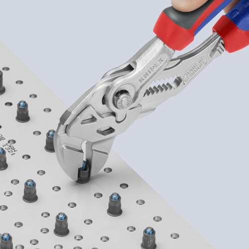 Szczypce-klucz Knipex 86 05 180 S5 podczas zagniatania aluminiowej nakrętki kołnierzowej