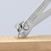 Wyciąganie gwoździa obcęgami zbrojarskimi Knipex 99 14 300