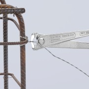 Skręcanie drutu wiązałkowego obcęgami Knipex 99 14 300 przy zbrojeniu