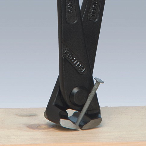 Wyciąganie gwoździa obcęgami zbrojarskimi Knipex 99 10 250