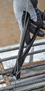 Skręcanie drutu wiązałkowego obcęgami Knipex 99 10 250 przy zbrojeniu