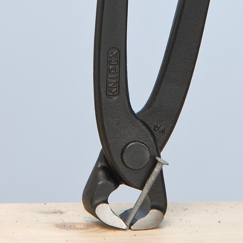 Obcęgi Knipex 99 00 220 podczas przecinania gwoździa