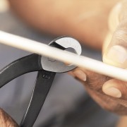 Wykańczanie krawędzi płytki obcęgami Knipex 91 00 200